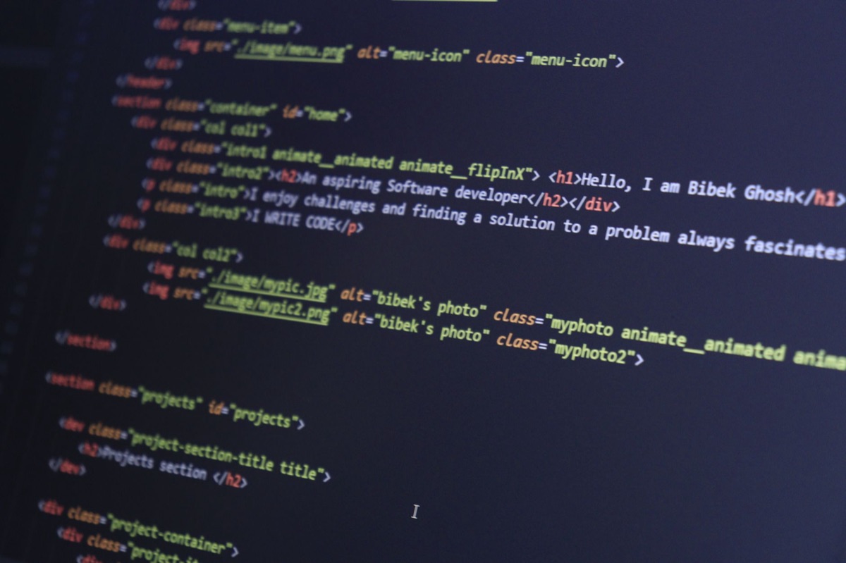 Nahaufnahme von Programmiercode auf einem Monitor.