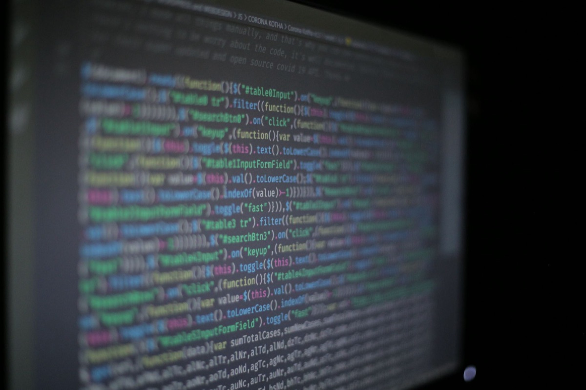 プログラミングコードが表示されたコンピューター画面
