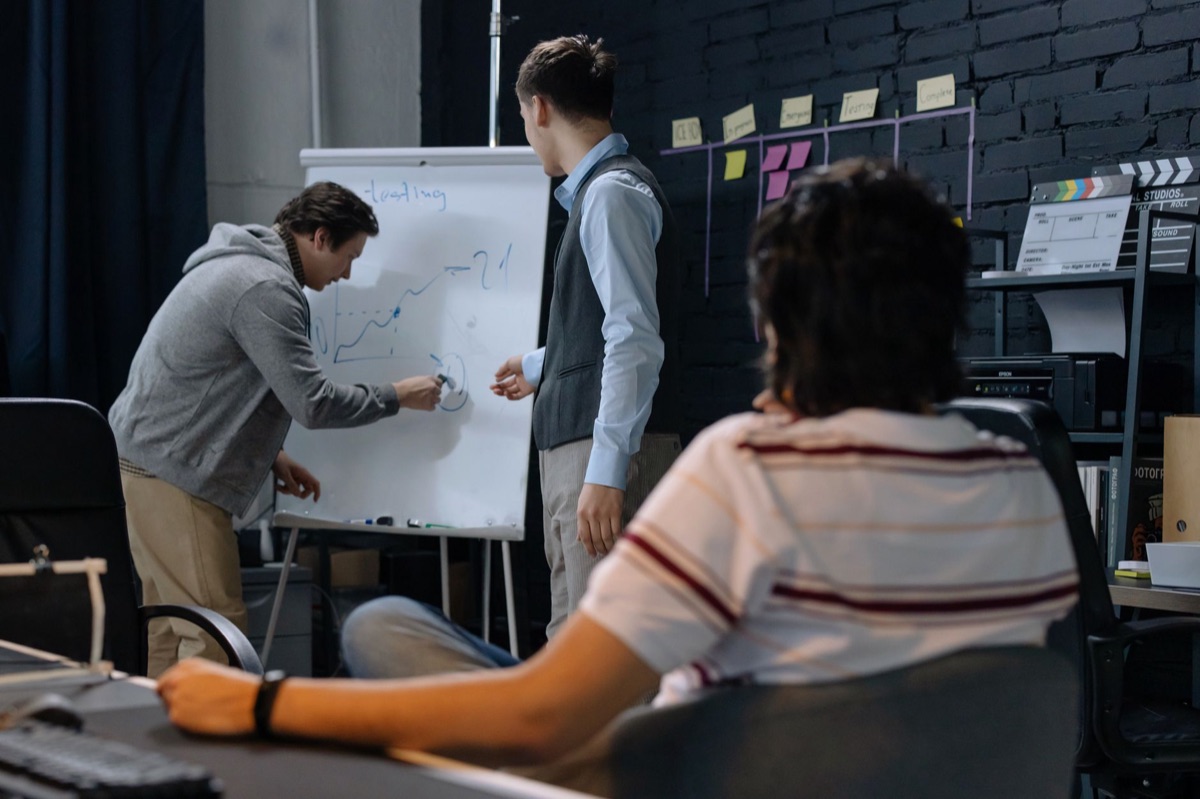 équipe de startup AI travaillant sur un projet
