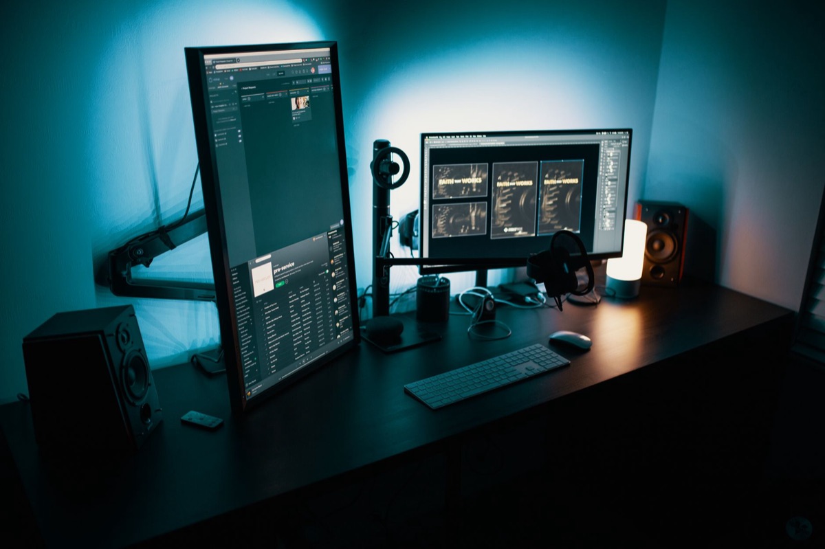 escritório moderno com telas digitais