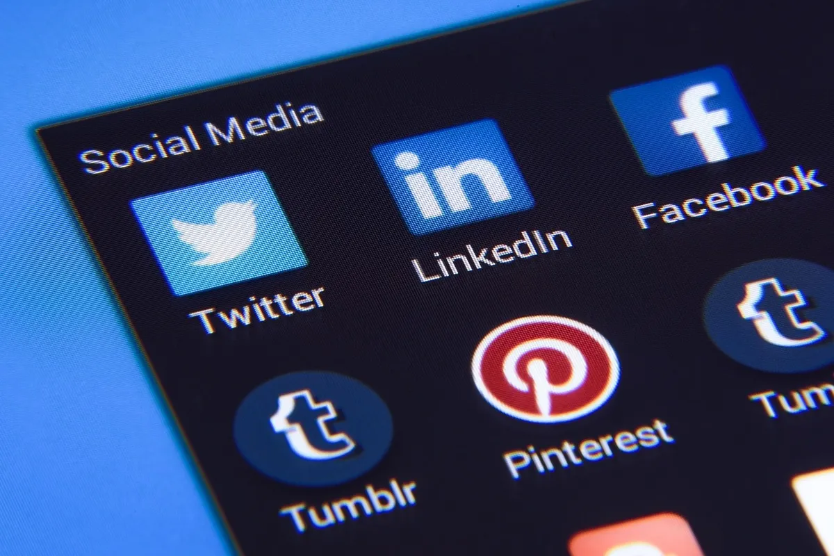 社交媒體，臉書、推特、instagram、標誌、行銷、LinkedIn、商業、行動裝置、 pinterest、螢幕、智慧型手機、互聯網、科技、電腦、應用
