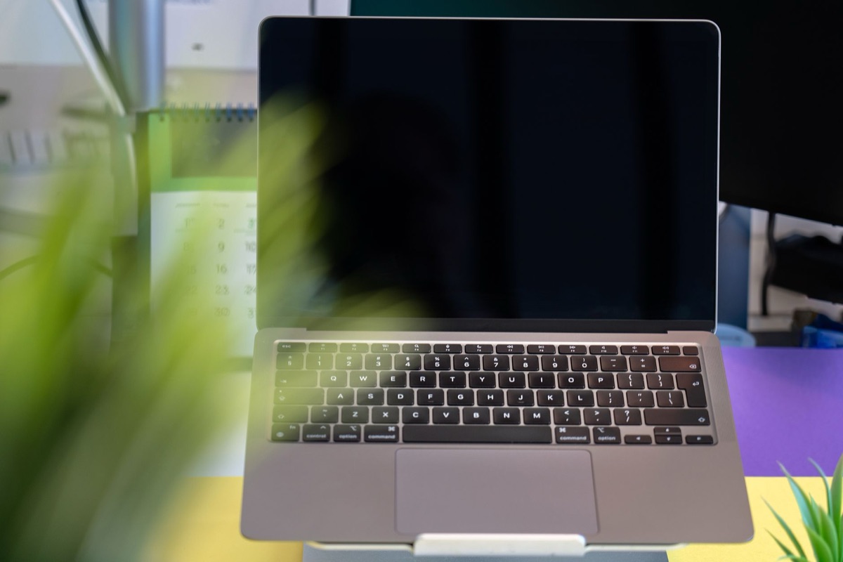 Kantoor tafel met laptop en gefocuste achtergrond