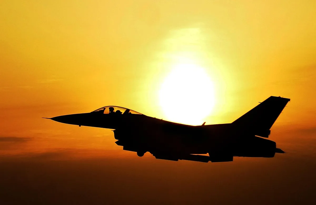 日出、飛機、戰鬥機、剪影、太陽、黃昏、夕陽、自然、飛機、飛行、空軍、美國空軍、天空、噴射機、軍事、防禦