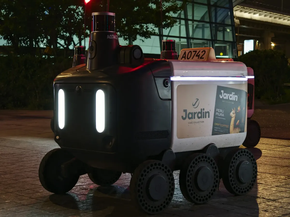 夜間城市街道上自動送貨機器人近景，於人工光源下